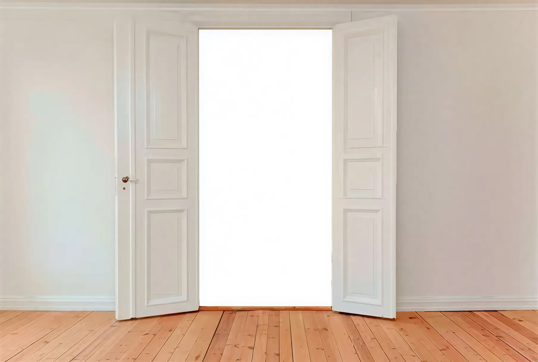 Los Pintores Guadalajara lacando puerta interior en blanco con acabado profesional