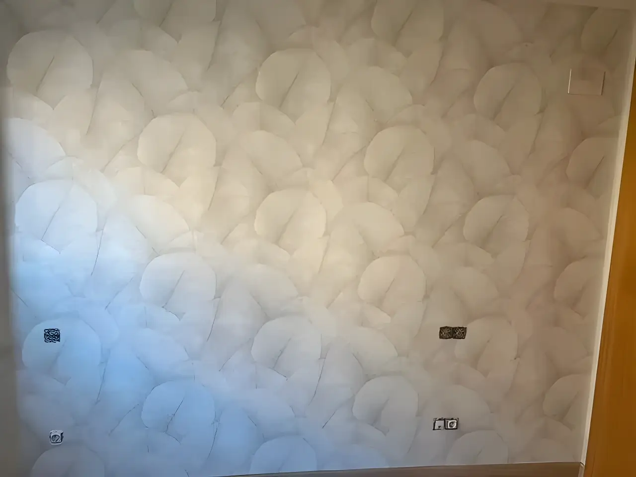 Los Pintores Guadalajara aplicando papel pintado de textura clara en salón reformado