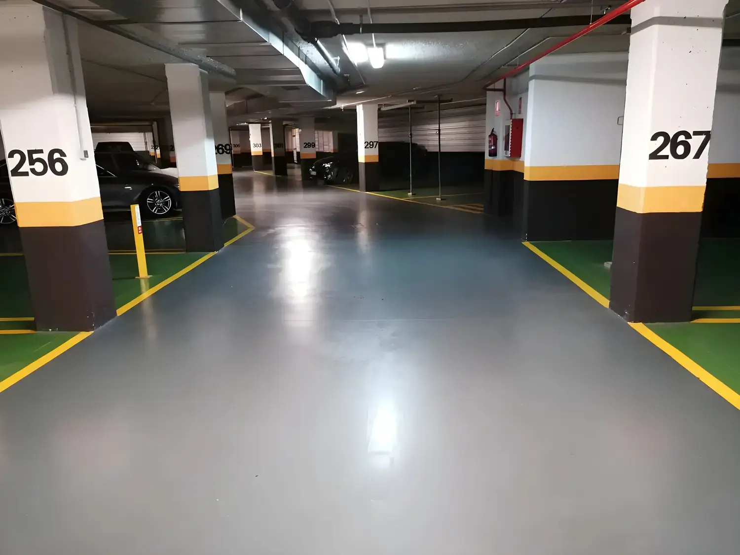 Garaje comunitario pintado y señalizado por Los Pintores Guadalajara