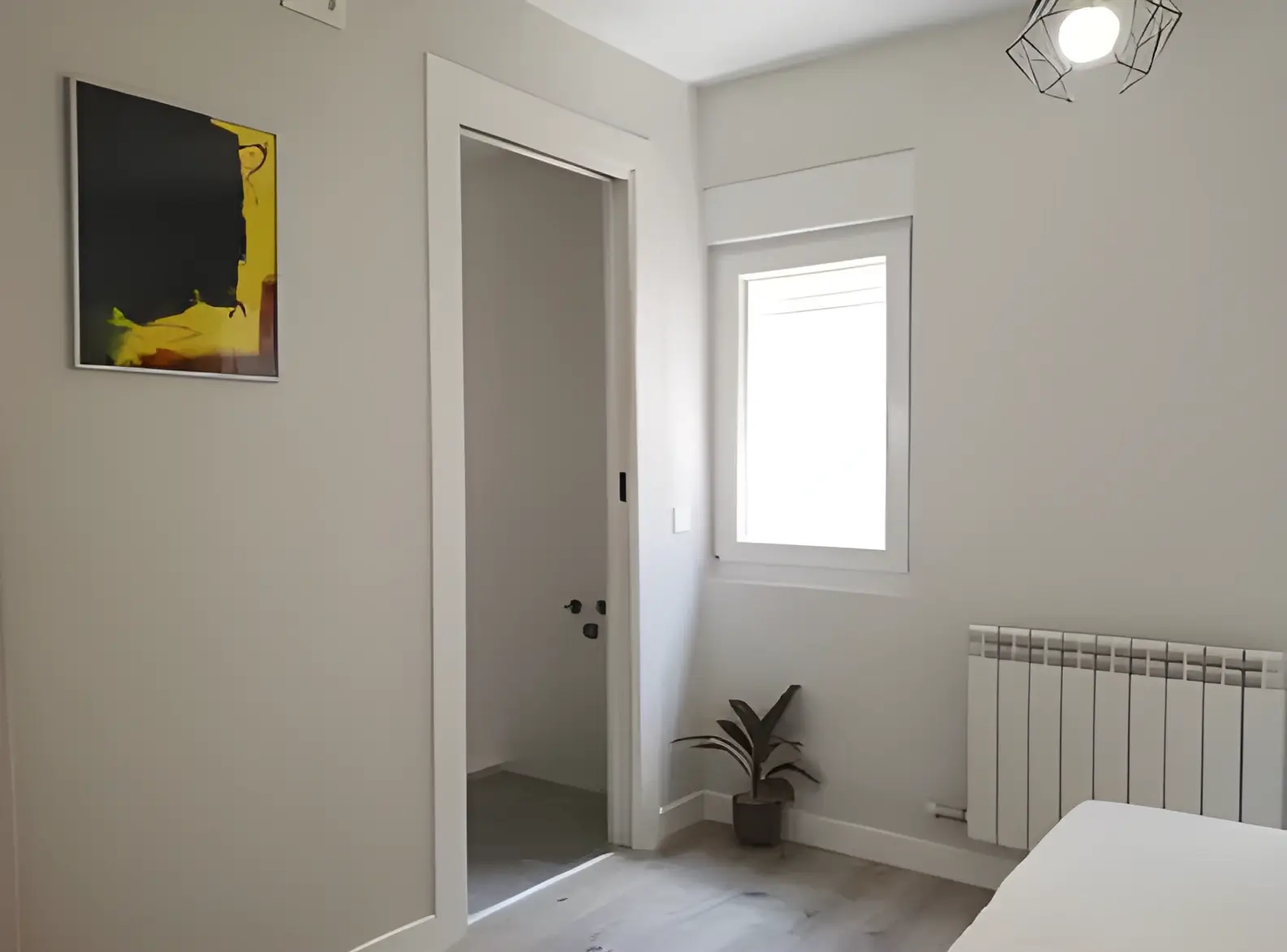 Habitación recién pintada en blanco por Los Pintores Guadalajara para comunidad de vecinos