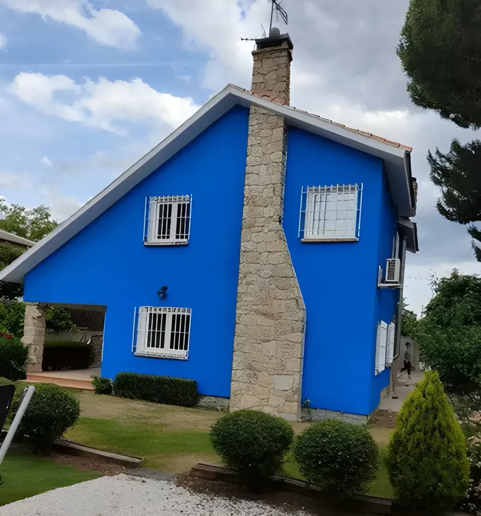 Los Pintores Guadalajara pintando fachada de casa unifamiliar en color azul intenso