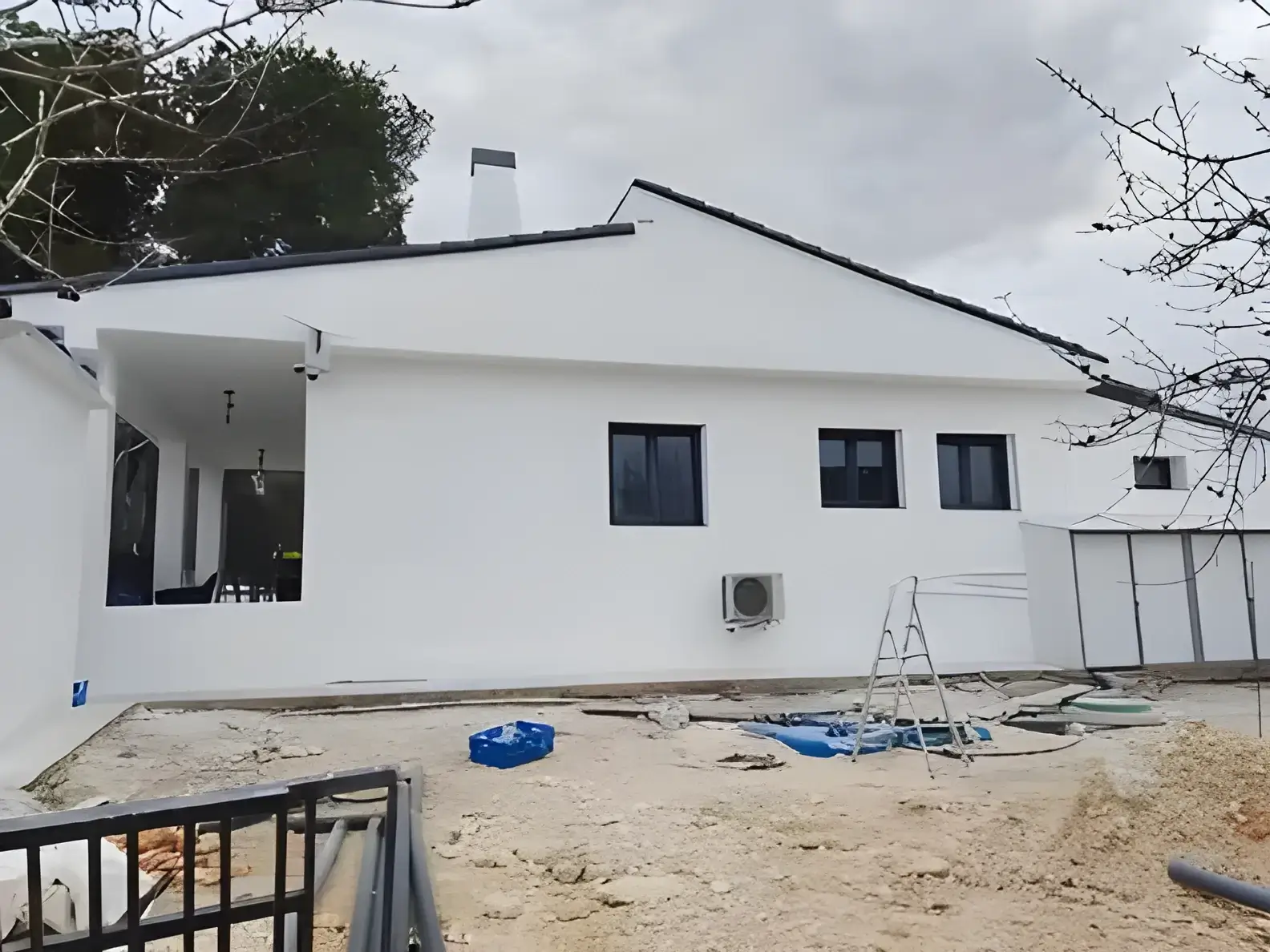 Los Pintores Guadalajara Fachada de chalet blanco recién pintada con acabado profesional