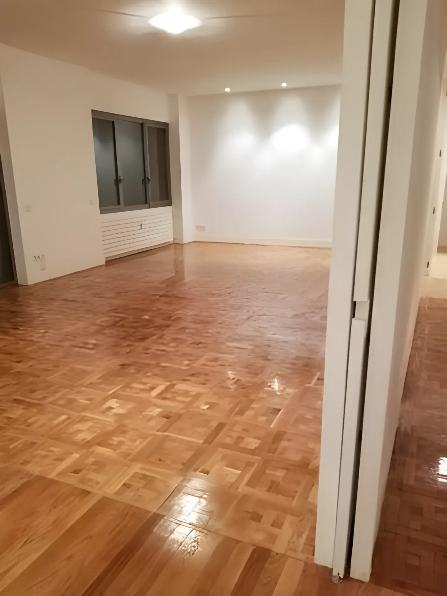 Salón amplio pintado en blanco por Los Pintores Guadalajara, acabado limpio y luminoso