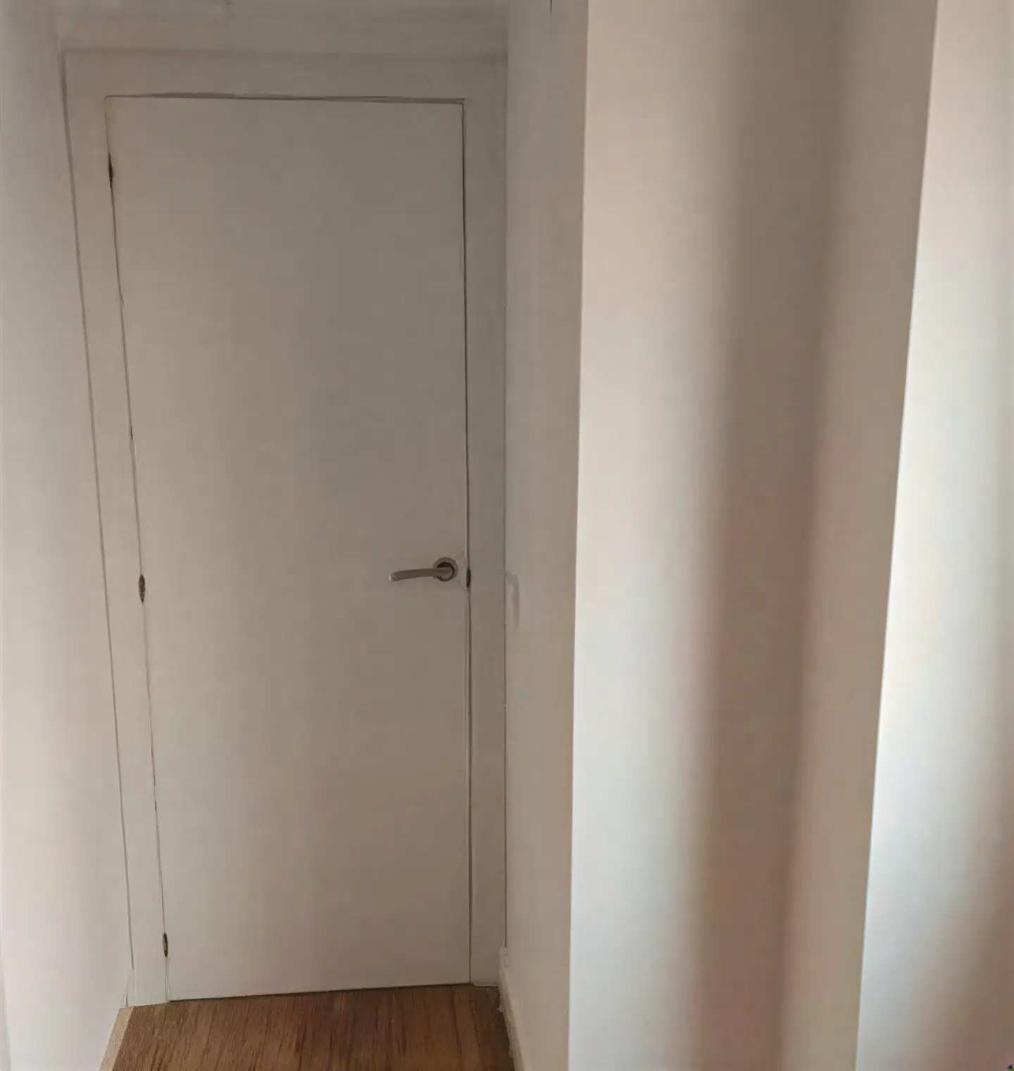 Puerta interior lacada en blanco en pasillo realizada por Los Pintores Guadalajara