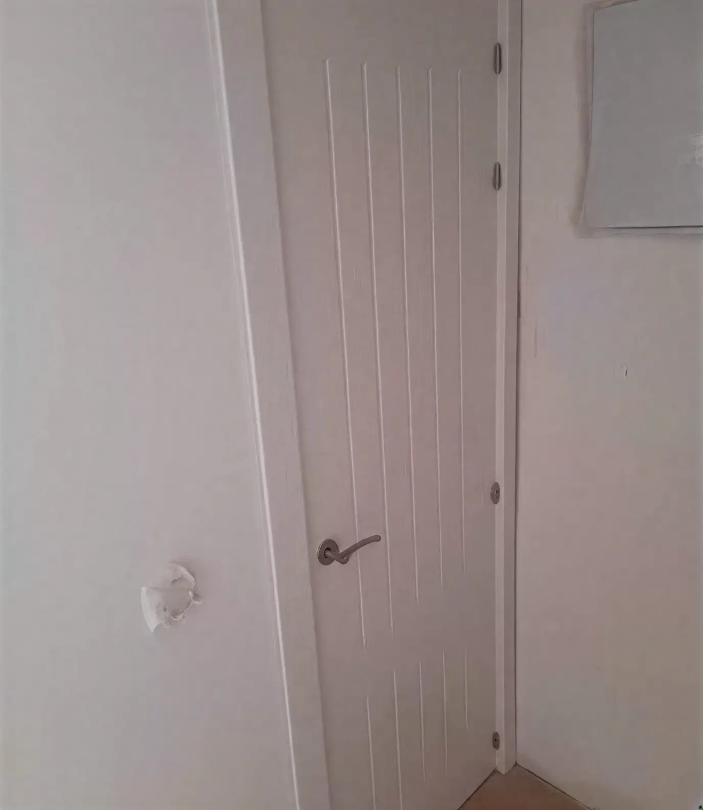 Puerta moderna con ranuras lacada en blanco por pintores profesionales en Guadalajara